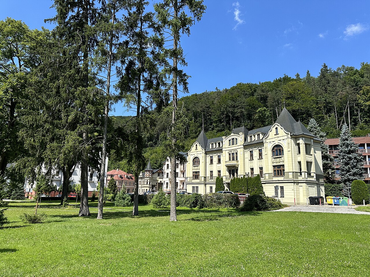 Zeleň a historické kúpeľné budovy v Trenčianskych Tepliciach